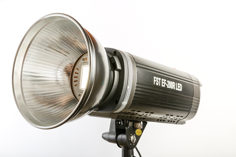 Обзор светодиодного осветителя FST EF-200R LED
